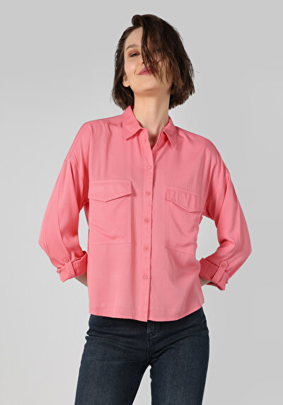 صورة من وردي للنساء قميص  كم طويل