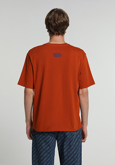 صورة من بني للرجال تي شيرت بأكمام قصيرة