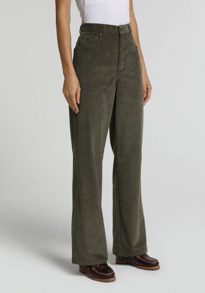 صورة من أخضر للنساء بناطيل