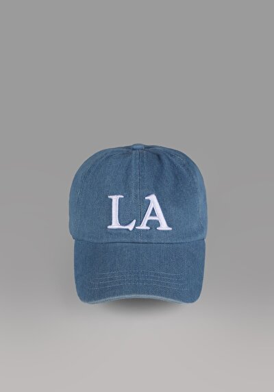 صورة من قبعة زرقاء نسائية