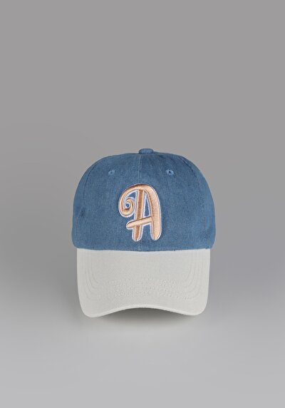 صورة من قبعة زرقاء نسائية