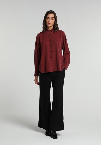 صورة من بوردو للنساء قميص  كم طويل