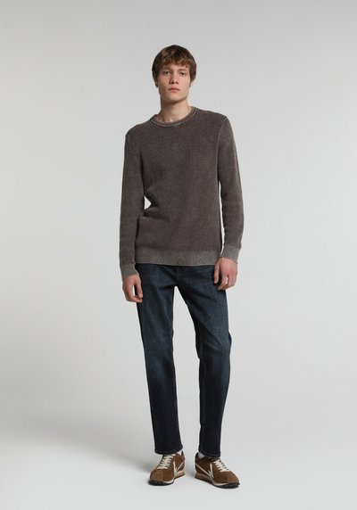 صورة من بني للرجال بلوفر