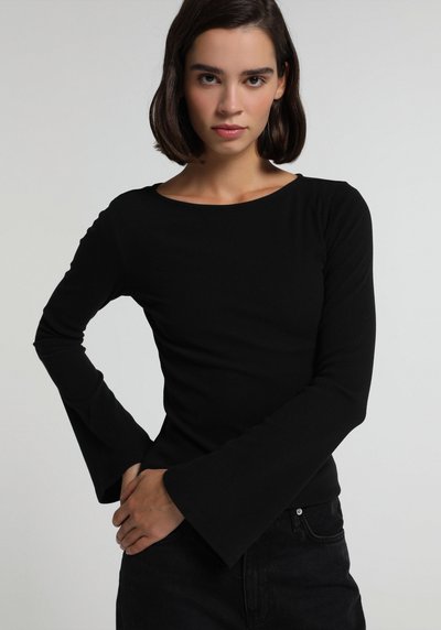 صورة من أسود للنساء 