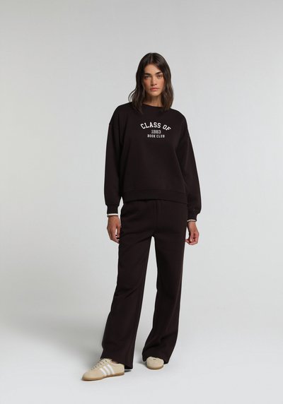 صورة من أرجواني للنساء بنطال رياضي