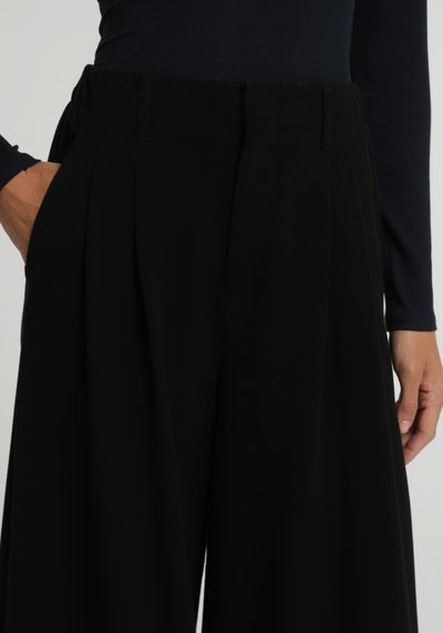 صورة من أسود للنساء بناطيل