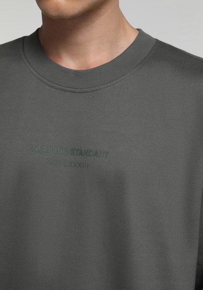 صورة من أخضر للرجال بلوز