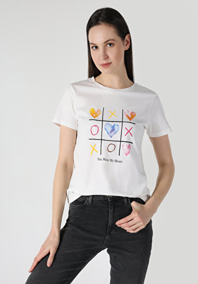 صورة من أبيض للنساء تي شيرت بأكمام قصيرة