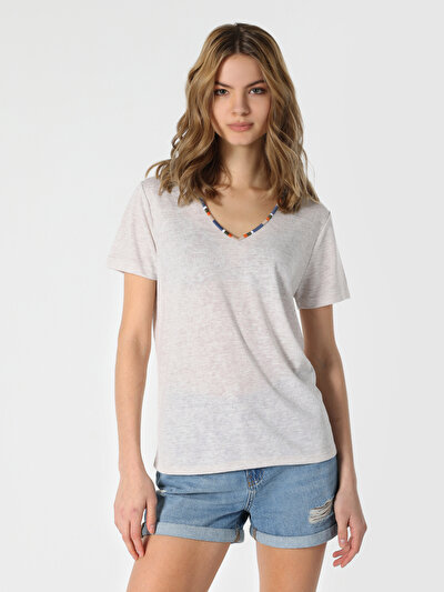 صورة من للنساء تي شيرت بأكمام قصيرة