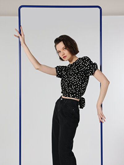 صورة من أسود للنساء تي شيرت بأكمام قصيرة