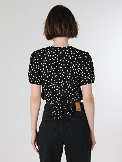 صورة من أسود للنساء تي شيرت بأكمام قصيرة