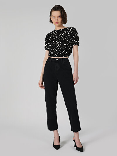 صورة من أسود للنساء تي شيرت بأكمام قصيرة