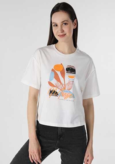 صورة من أبيض للنساء تي شيرت بأكمام قصيرة