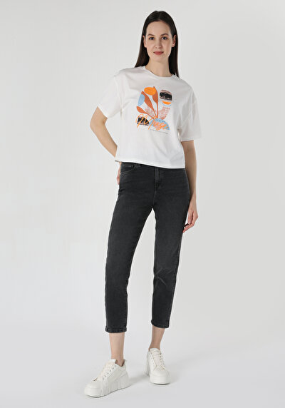 صورة من أبيض للنساء تي شيرت بأكمام قصيرة