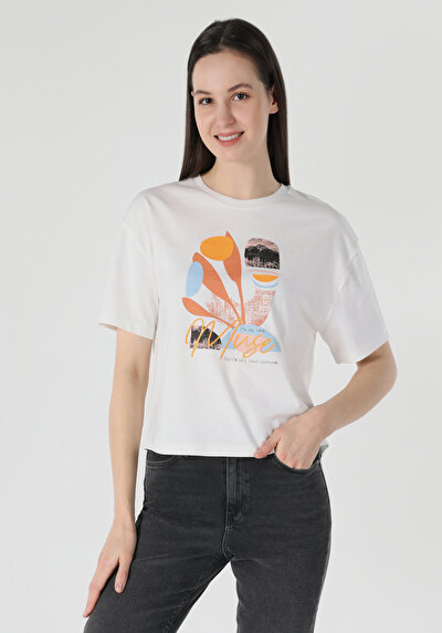 صورة من أبيض للنساء تي شيرت بأكمام قصيرة