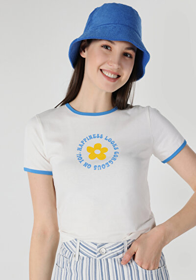 صورة من أبيض للنساء تي شيرت بأكمام قصيرة