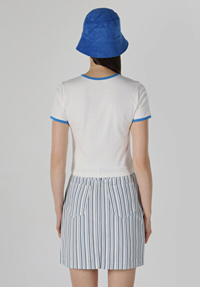 صورة من أبيض للنساء تي شيرت بأكمام قصيرة