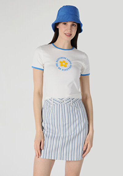 صورة من أبيض للنساء تي شيرت بأكمام قصيرة