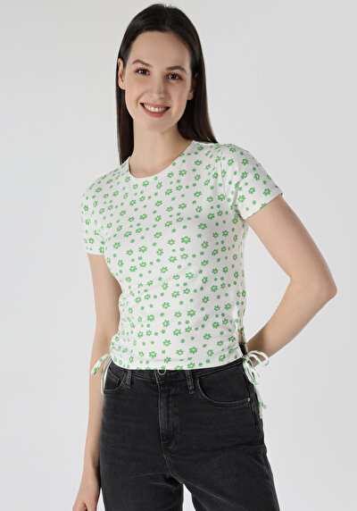 صورة من ضيق  ياقة مستديرة أزهار نسائي أبيض كم قصير تي شيرت