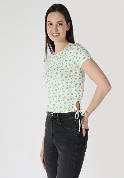 صورة من ضيق ياقة مستديرة أزهار نسائي أبيض كم قصير تي شيرت