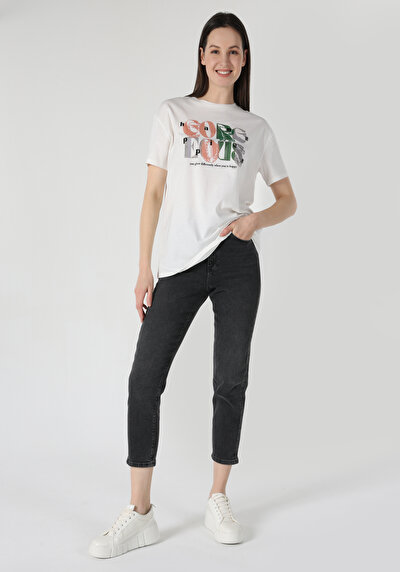 صورة من أبيض للنساء تي شيرت بأكمام قصيرة