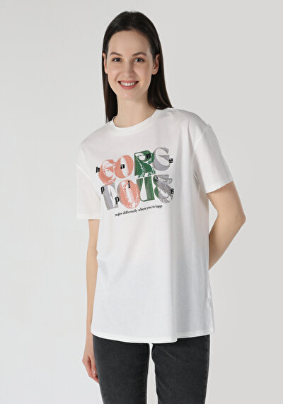 صورة من أبيض للنساء تي شيرت بأكمام قصيرة