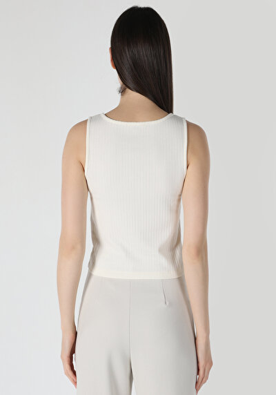 صورة من ملابس عادية للنساء بلوزة بيضاء بدون أكمام