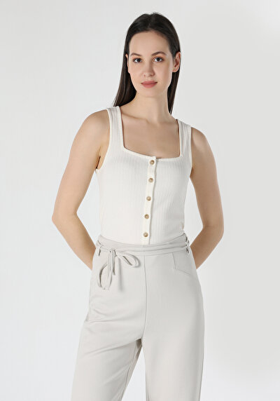 صورة من ملابس عادية للنساء بلوزة بيضاء بدون أكمام