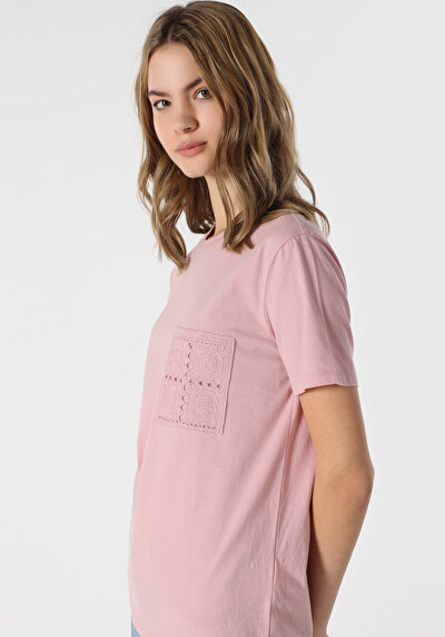 صورة من وردي للنساء تي شيرت بأكمام قصيرة