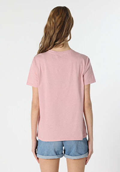 صورة من وردي للنساء تي شيرت بأكمام قصيرة