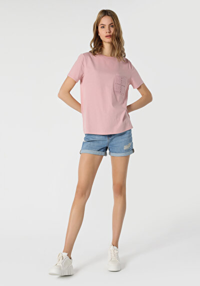 صورة من وردي للنساء تي شيرت بأكمام قصيرة