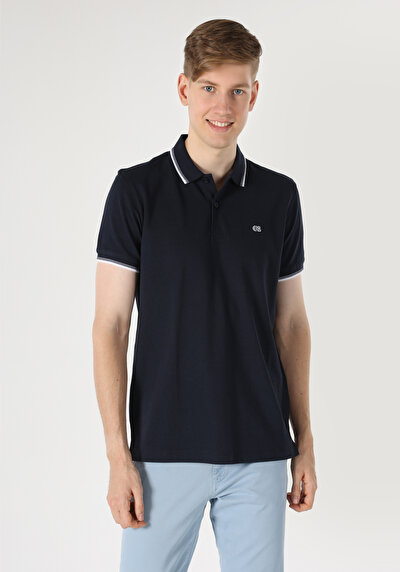 صورة من أزرق بحري للرجال قميص بولو  كم قصير