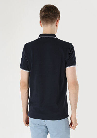 صورة من أزرق بحري للرجال قميص بولو كم قصير