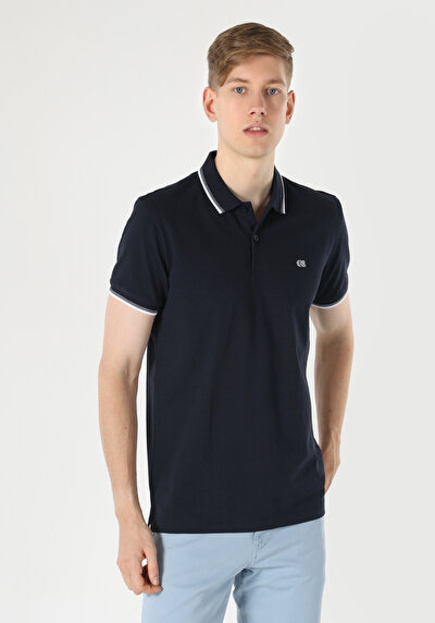 صورة من أزرق بحري للرجال قميص بولو كم قصير