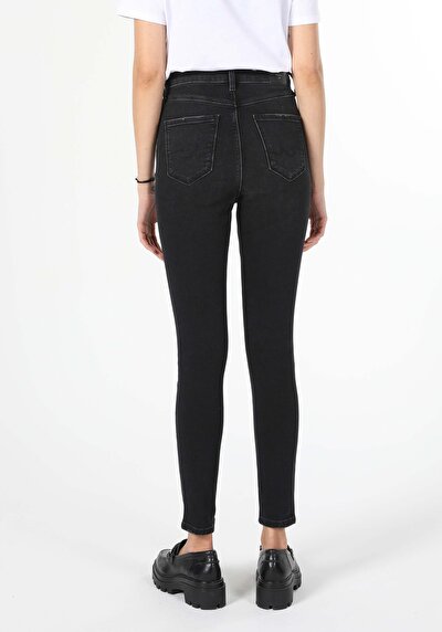 صورة من دينيم للنساء بناطيل