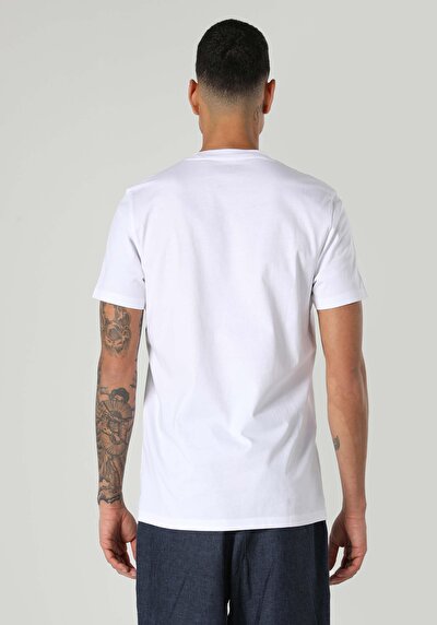 صورة من رقبة مستديرة مستقيم تي شيرت أبيض بأكمام قصيرة للرجال
