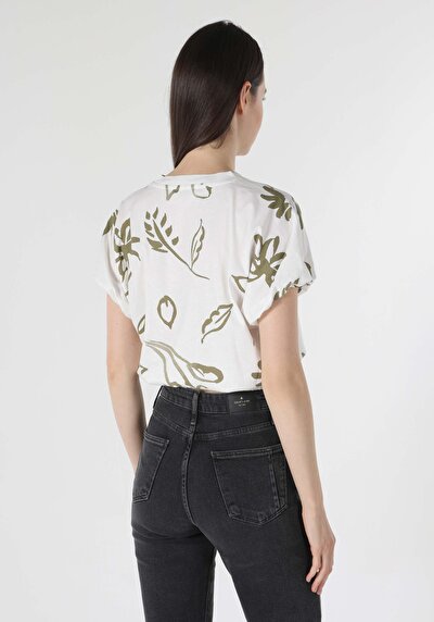 صورة من أبيض للنساء تي شيرت بأكمام قصيرة