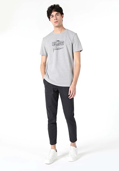 صورة من رمادي للرجال تي شيرت بأكمام قصيرة