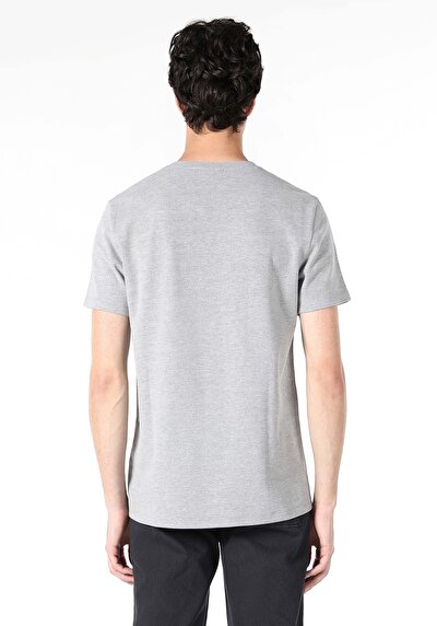 صورة من رمادي للرجال تي شيرت بأكمام قصيرة