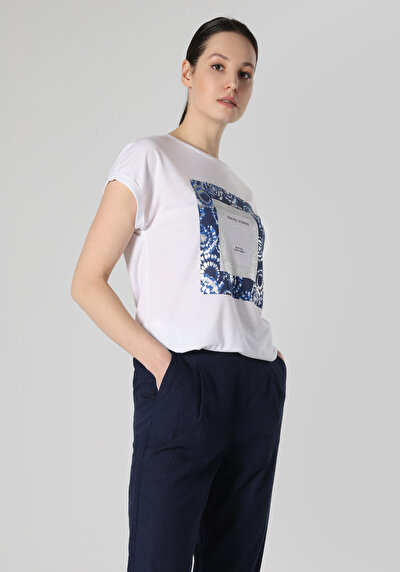 صورة من أبيض للنساء تي شيرت بأكمام قصيرة