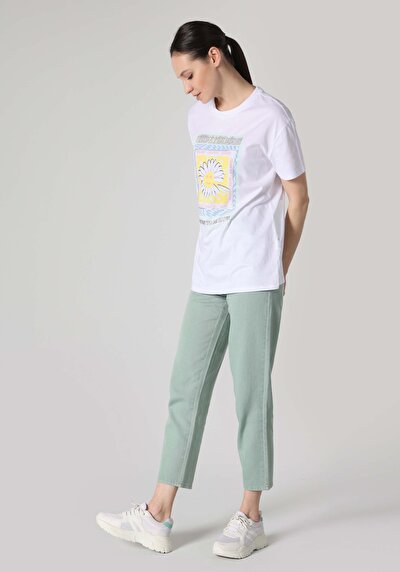 صورة من أبيض للنساء تي شيرت بأكمام قصيرة