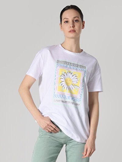 صورة من أبيض للنساء تي شيرت بأكمام قصيرة