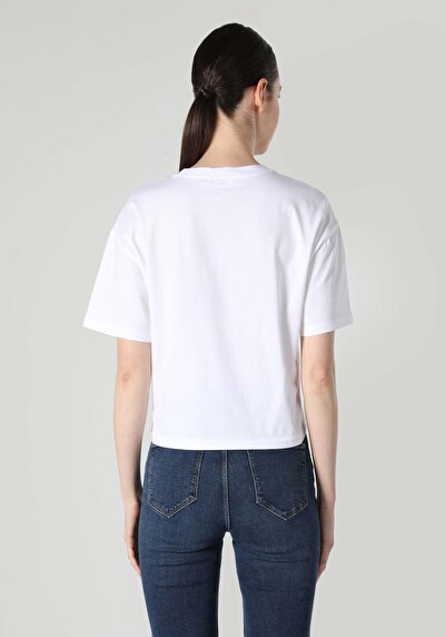 صورة من رقبة مستديرة مطبوعة نسائية أبيض قصيرة أكمام تي شيرت