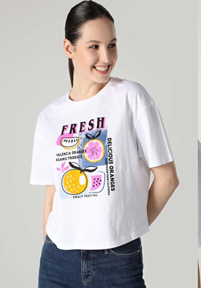 صورة من رقبة مستديرة مطبوعة نسائية أبيض قصيرة أكمام تي شيرت