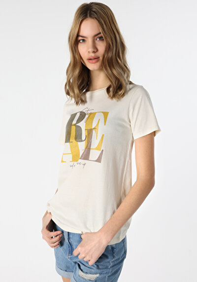 صورة من أبيض للنساء تي شيرت بأكمام قصيرة