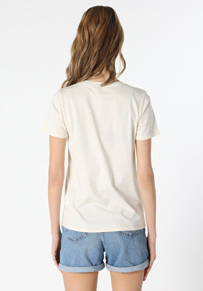 صورة من أبيض للنساء تي شيرت بأكمام قصيرة