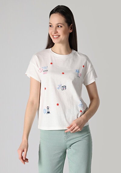 صورة من أبيض للنساء تي شيرت بأكمام قصيرة