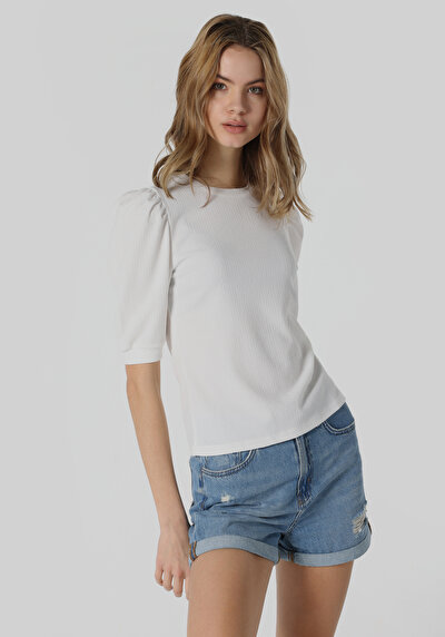صورة من أبيض للنساء تي شيرت بأكمام قصيرة