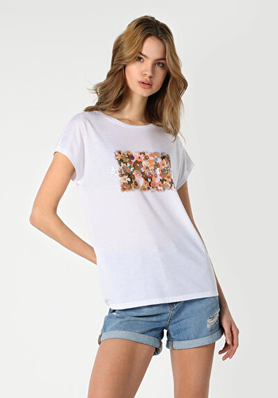 صورة من   رقبة مستديرة مطبوعة نسائية أبيض قصيرة أكمام تي شيرت