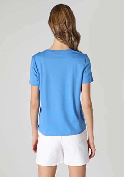 صورة من للنساء تي شيرت بأكمام قصيرة